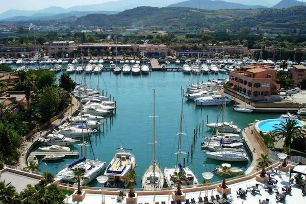 Portorosa Sfondo Bianco Villa ฟูร์นารี ภายนอก รูปภาพ